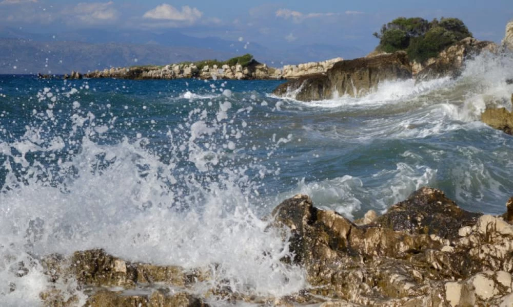 Ανεβαίνει η θερμοκρασία σε όλη τη χώρα- Ισχυροί άνεμοι ως 8 μποφόρ στο Αιγαίο